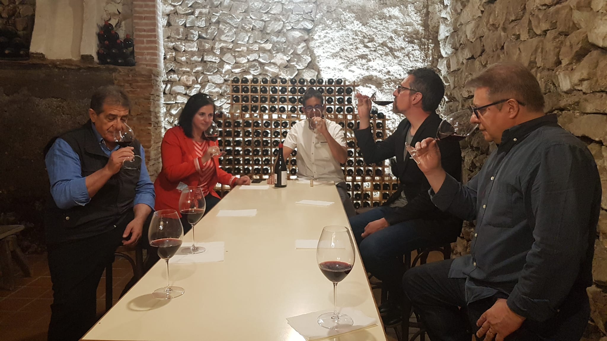 Familia Nvascués catando en la bodega