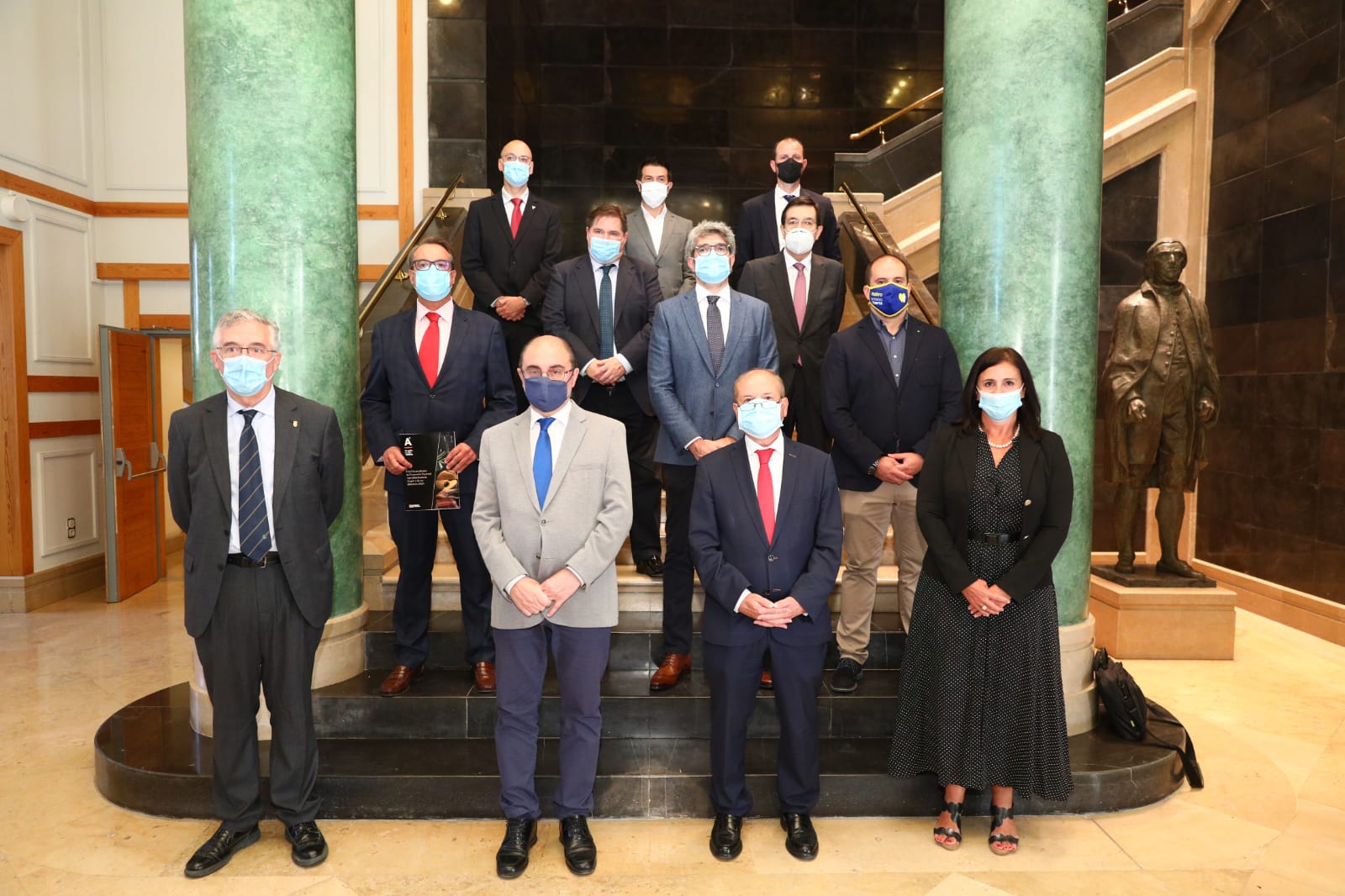 El presidente del Gobierno de Aragón, Javier Lambán, junto a los representantes de las siete cadenas que promocionan los alimentos de Aragón