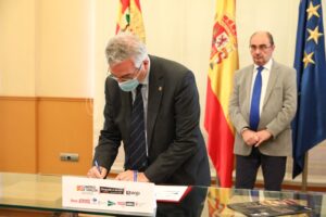 Joaquín Olona durante la firma de promoción de los alimentos de Aragón en siete supermercados