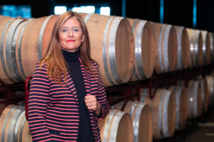 Raquel Latre posa en una de las bodegas de la DOP Somontano