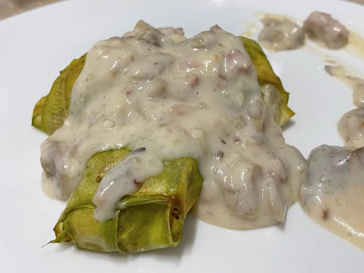 Raviolicos de calabacín rellenos de longaniza de Graus y rebozuelos en su propia salsa